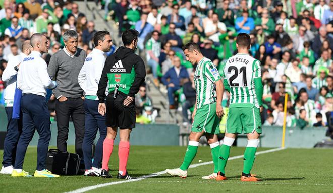 Andrés Guardado se retira lesionado durante el Betis-Real Sociedad (Foto: Kiko Hurtado).