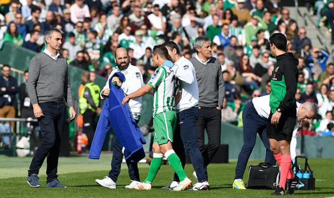 Andrés Guardado se retira lesionado durante el Betis-Real Sociedad (Foto: Kiko Hurtado).