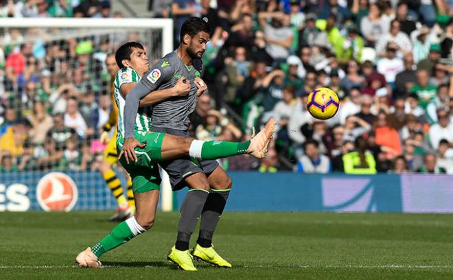 Mandi golpea el balón ante Zurutuza en el Betis-Real Sociedad (Foto: Kiko Hurtado).