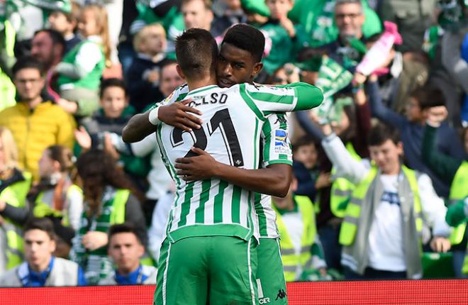 Lo Celso felicita a Junior Firpo por su gol en el Betis-Real Sociedad (Foto: Kiko Hurtado).