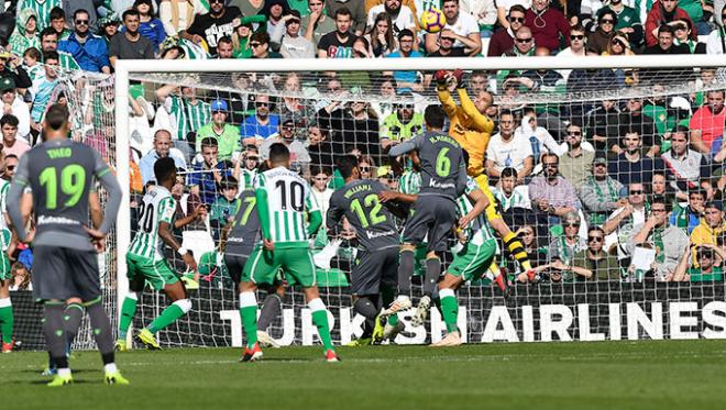 Pau López atrapa el balón en una acción del Betis-Real Sociedad (Foto: Kiko Hurtado).