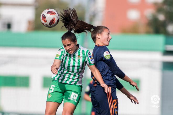 Claudia pugna un balón contra el Betis.