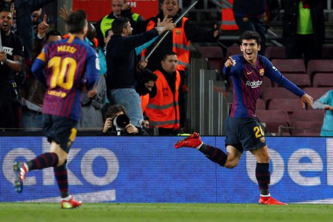 Carles Aleñá celebra con Leo Messi el gol ante el Villarreal.