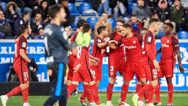 Ben Yedder celebra con sus compañeros el gol ante el Alavés (Foto: LaLiga).