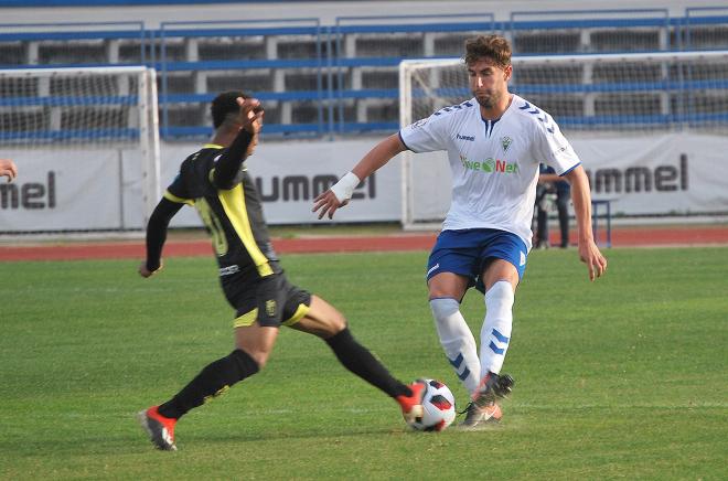 José Cruz intenta dar un pase (Foto: Marbella FC).