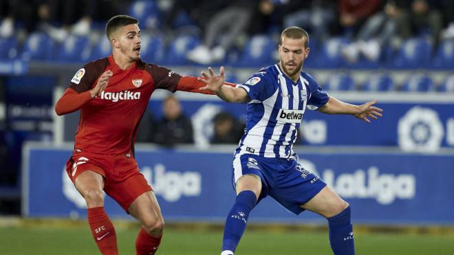 Laguardia defiende un balón contra el Sevilla. (Foto: LaLiga)