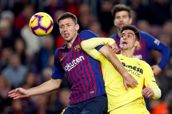 Lenglet y Gerard Moreno pelean por un balón en un enfrentamiento Barcelona - Villarreal.