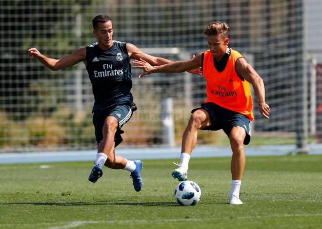 Marcos Llorente pisa la pelota delante de Lucas Vázquez en un entrenamiento del Real Madrid.