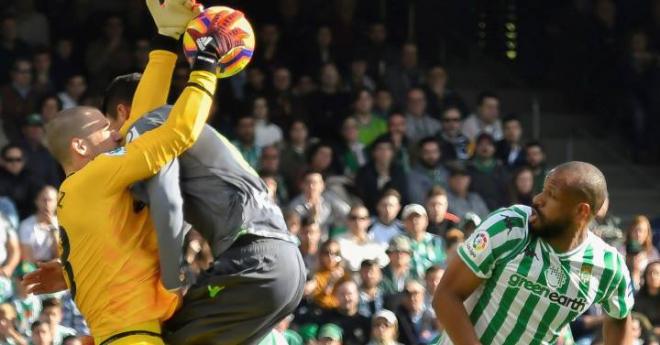 Pau López en un lance del partido ante la Real Sociedad.