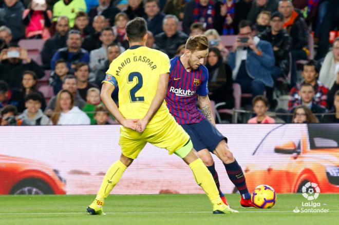 Rakitic golpea ante Mario Gaspar (Foto: LaLiga).