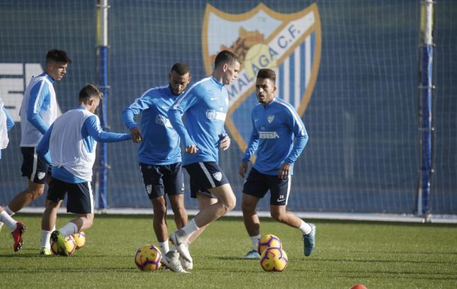 Varios futbolistas del Málaga entrenándose en el Ciudad de Málaga.