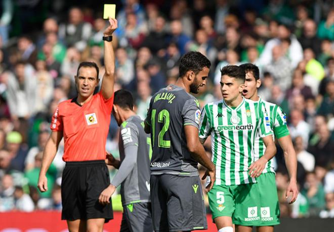 Cuadra Fernández amonesta a Willian José durante un Real Sociedad-Betis (Foto: Kiko Hurtado).