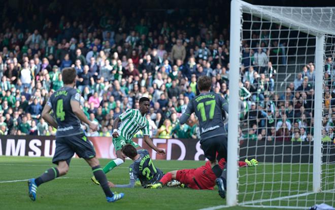 Momento del gol de Junior a Moyá en el Betis-Real Sociedad (Foto: Kiko Hurtado).