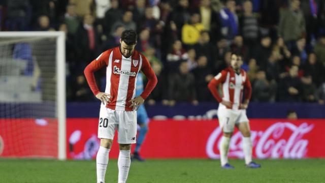 Aritz Aduriz hundido tras la goleada en Levante del Athletic (Foto: LaLiga).