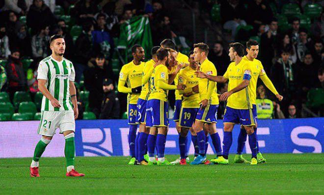 Los jugadores del Cádiz celebran un gol ante el Betis en La Copa.