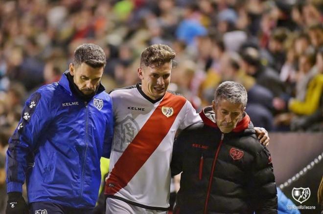 Gorka Elustondo abandona el terreno de juego de Vallecas tras lesionarse ante el Eibar.