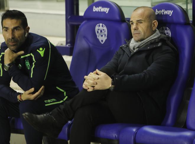 Paco López en el banquillo del Ciutat. (Foto: David González)