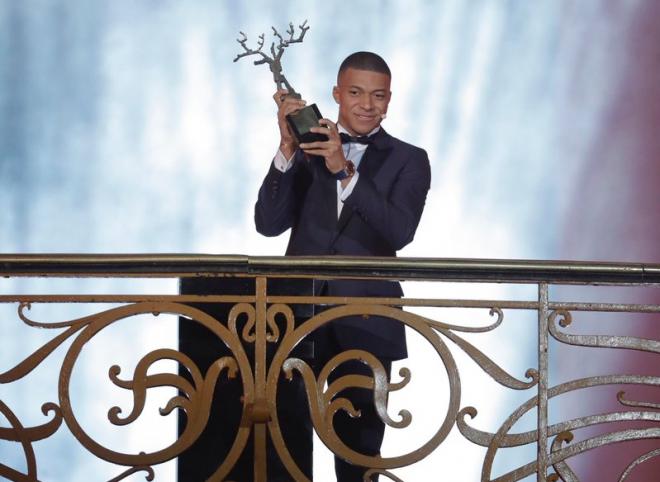 Mbappé, con el Trofeo Kopa.