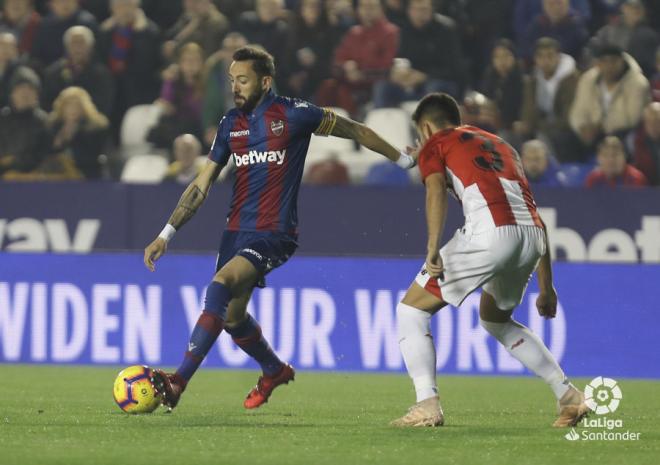 Morales se lleva un balón ante Nolaskoain en el Levante-Athletic (Foto: LaLiga).