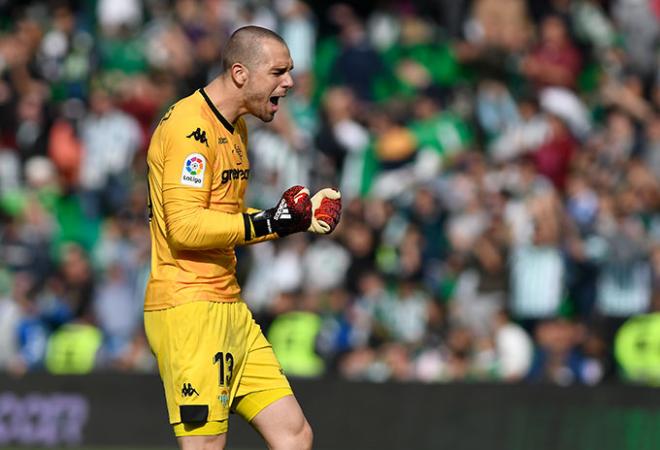 Pau López celebra un triunfo del Betis.