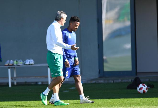 Quique Setién charla con Kaptoum en el entrenamiento del Betis (Foto: Kiko Hurtado).