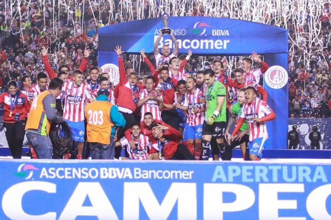 Unai Bilbao celebra con sus compañeros el título de la liga Ascenso MX.