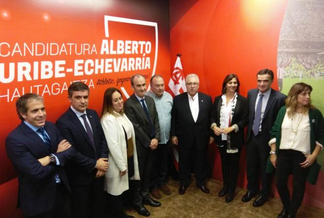 Alberto Uribe-Echevarria rodeado de miembros de su plancha electoral (Foto: DMQ Bizkaia).