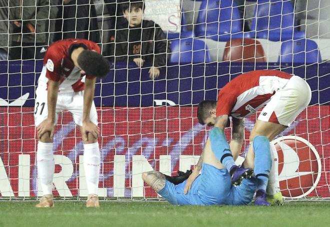 Los jugadores del Athletic tras encajar el tercer gol ante el Levante (Foto: EFE).