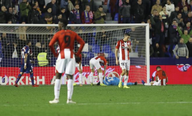 Los jugadores del Athletic hundidos tras otro gol del Levante UD en Orriols (Foto: El Desmarque).