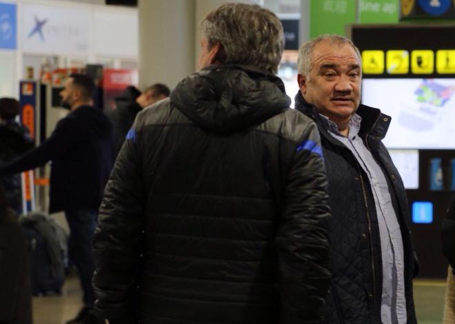 Ernesto Bello, miembro de la dirección deportiva del Dépor, en el Aeropuerto de A Coruña (Foto: Iris Miquel).