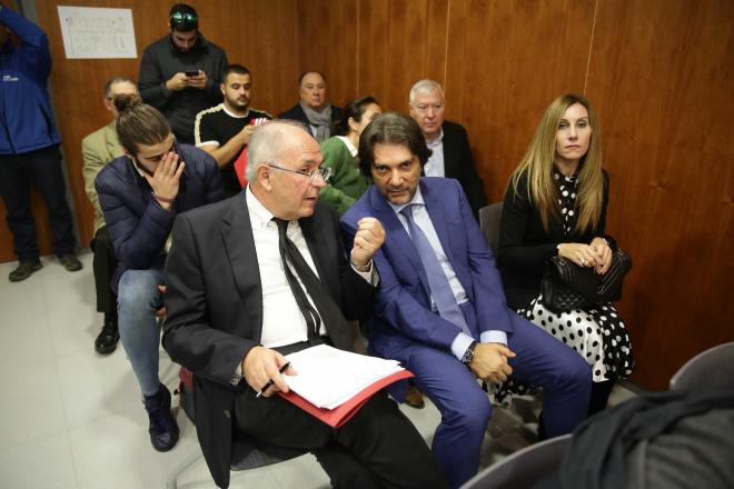 Jamal Satli, en el centro, durante el juicio de BlueBay.