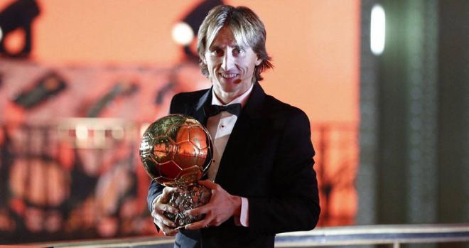 Modric, tras recoger el Balón de Oro 2018.