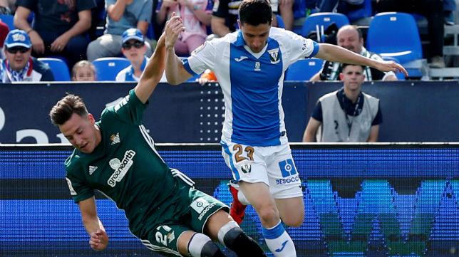 Omar Ramos en una acción ante el Betis la temporada pasada (Foto: EFE).