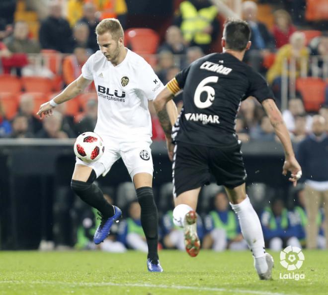 Racic, durante un lance del partido entre el Valencia y el Ebro (Foto: LaLiga).
