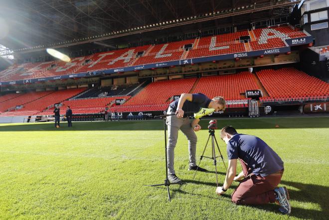 FIFA evalúa a los proveedores de líneas de fuera de juego virtual en Mestalla, en colaboración con LaLiga.