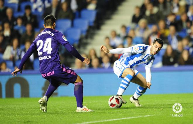 Juanmi protege el balón ante Roncaglia en el duelo copero de vuelta entre Real Sociedad y Celta (Fot