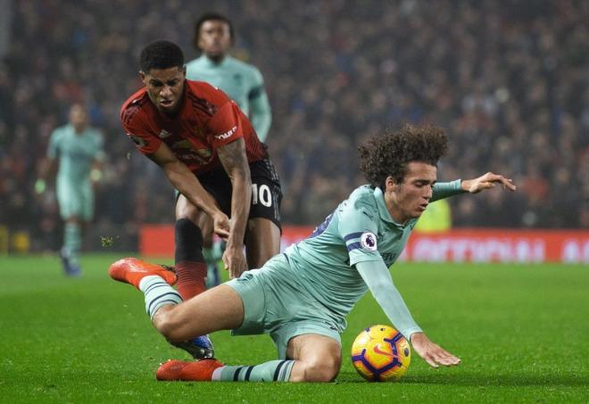 Guendouzi cae delante de Martial en el Manchester United-Arsenal.