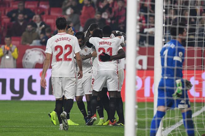 El Sevilla celebra el gol de André Silva ante el Villanovense. (Foto: Kiko Hurtado).