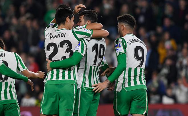 Mandi felicita a Barragán por su gol. (Foto: Kiko Hurtado).