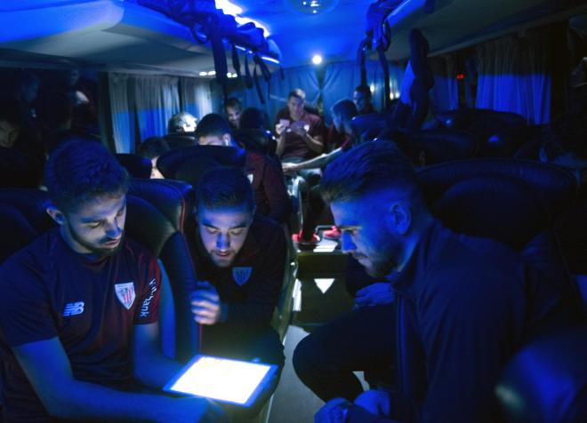 Los jugadores del Athletic jugando a cartas al fondo o atentos a la tablet en su viaje a Huesca (Foto: Athletic Club)