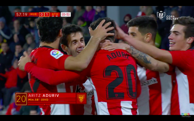 Aduriz celebra con sus compañeros el segundo gol ante el Huesca en la Copa del Rey (Foto: LaLiga).