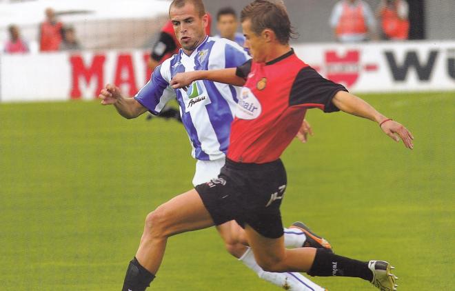 Duda pugna con Cortés en un encuentro ante el Málaga (Foto: RCD Mallorca).