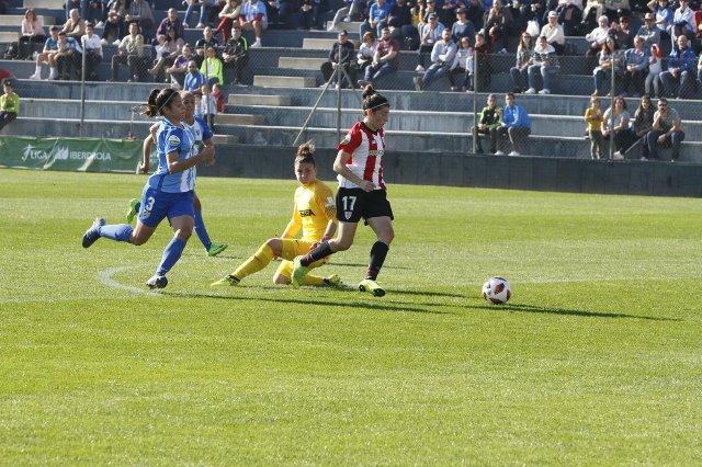 Lucía regateaba a Chelsea para anotar un nuevo gol en Málaga (Foto: Athletic Club).