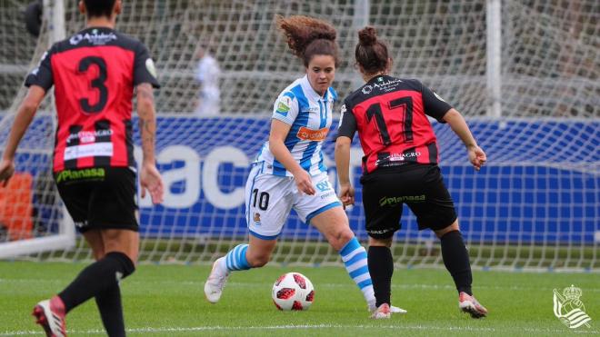 Nerea Eizagirre en Zubieta trata de irse de una jugadora del Sporting de Huelva (Foto: Real Sociedad)