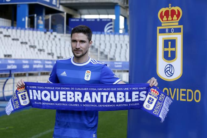 Presentación de Omar Ramos con el Real Oviedo (Foto: Luis Manso)