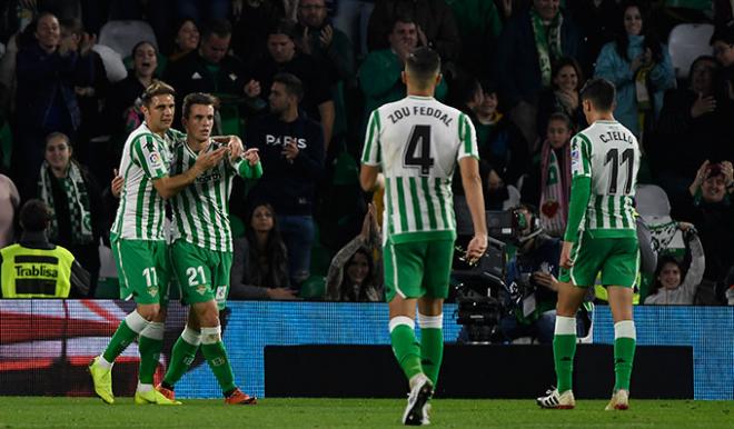 Joaquín y Lo Celso celebran el gol del argentino (foto: Kiko Hurtado).