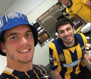 Giovani Lo Celso ataviado con la camiseta y gorra de Rosario Central.