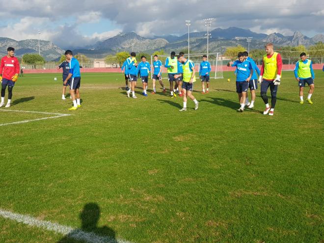 Un momento del entrenamiento matinal en Mallorca (Foto: Málaga CF).