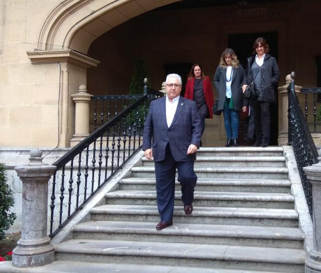Alberto Uribe-Echevarria baja las escalinatas de Ibaigane tras entregar los avales (Foto. DMQ Bizkaia).