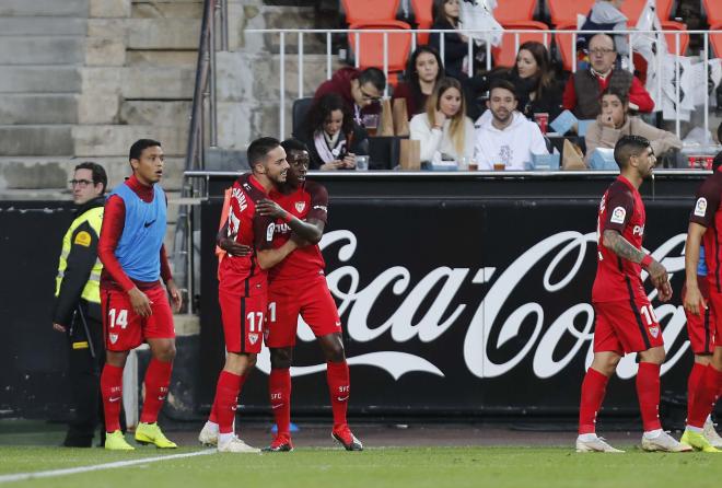 Sarabia y Promes celebran el gol del español en Valencia. (Foto: Kiko Hurtado).